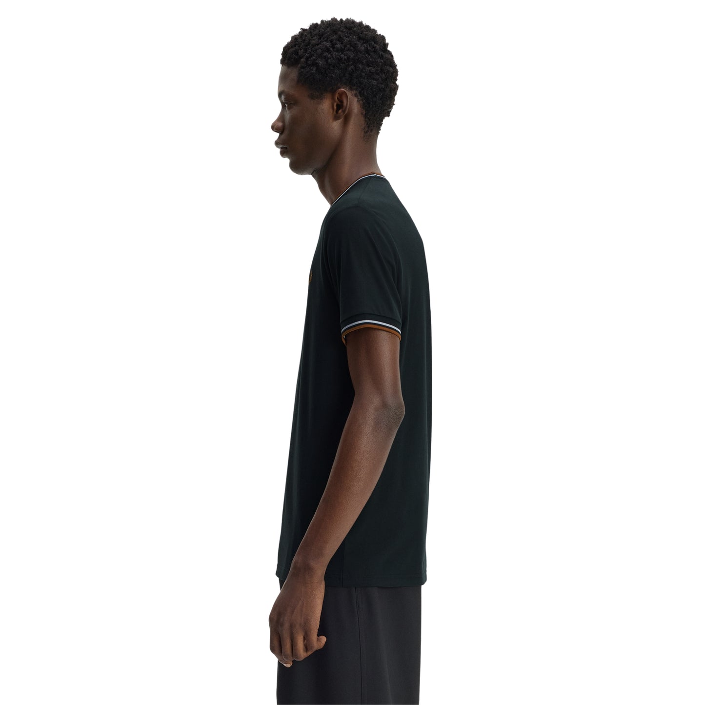 T-shirt Fred Perry Twin Tipped T-Shirt em Night Green — vista frontal com modelo, corpo inteiro, bordado Laurel Wreath em Dark Caramel e twin tipping no colarinho e punhos visíveis.