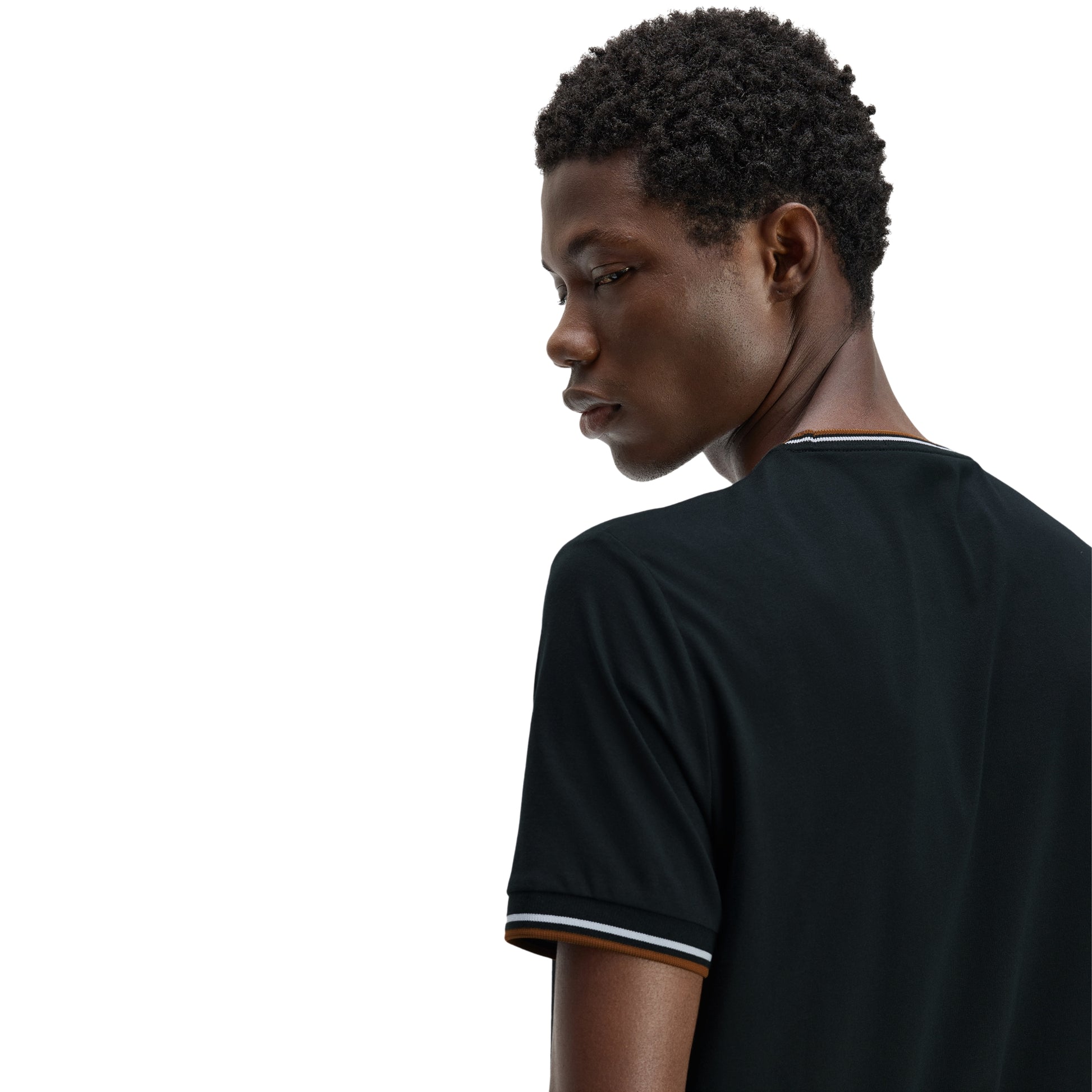 T-shirt Fred Perry Twin Tipped T-Shirt em Night Green — detalhe do bordado Laurel Wreath em Dark Caramel no peito esquerdo e twin tipping Dusky Blue/Dark Caramel no colarinho, close-up com modelo.