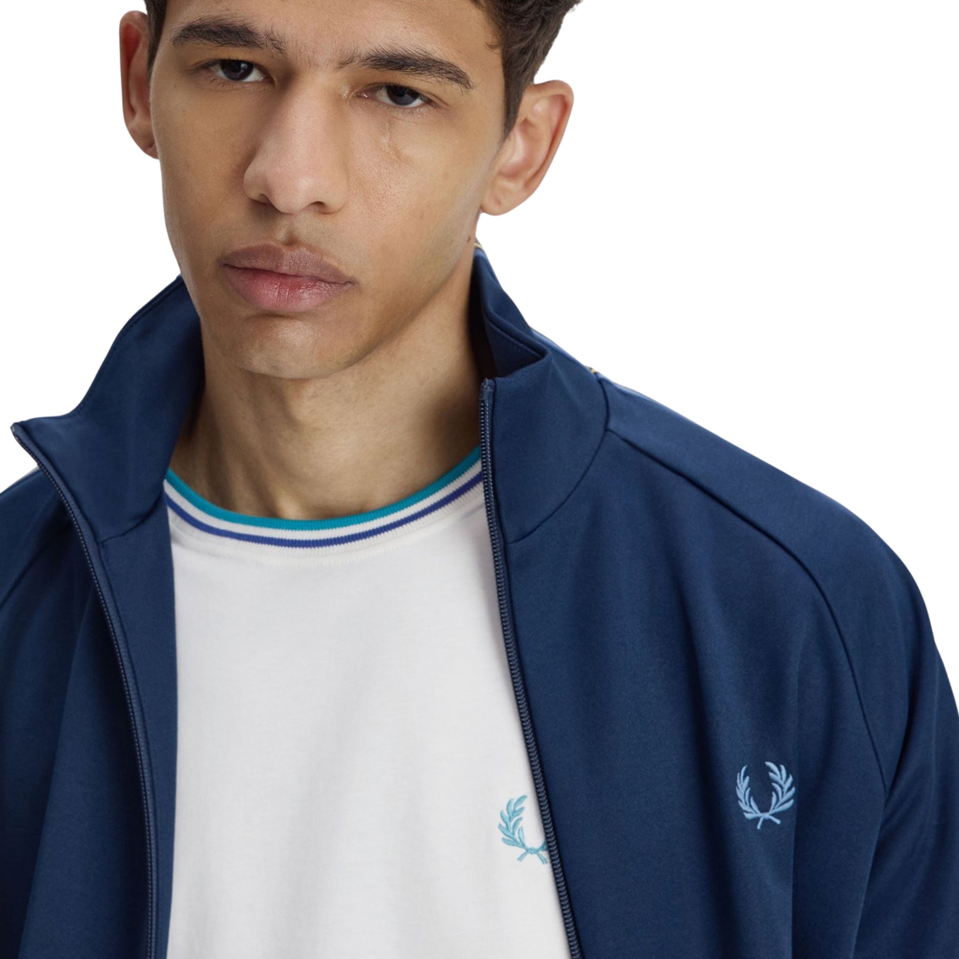 T-Shirt de manga curta para homem Fred Perry Twin Tipped em Snow White/Deep Mint/Soho Eclipse. Foto de detalhe da parte da frente, vestida.