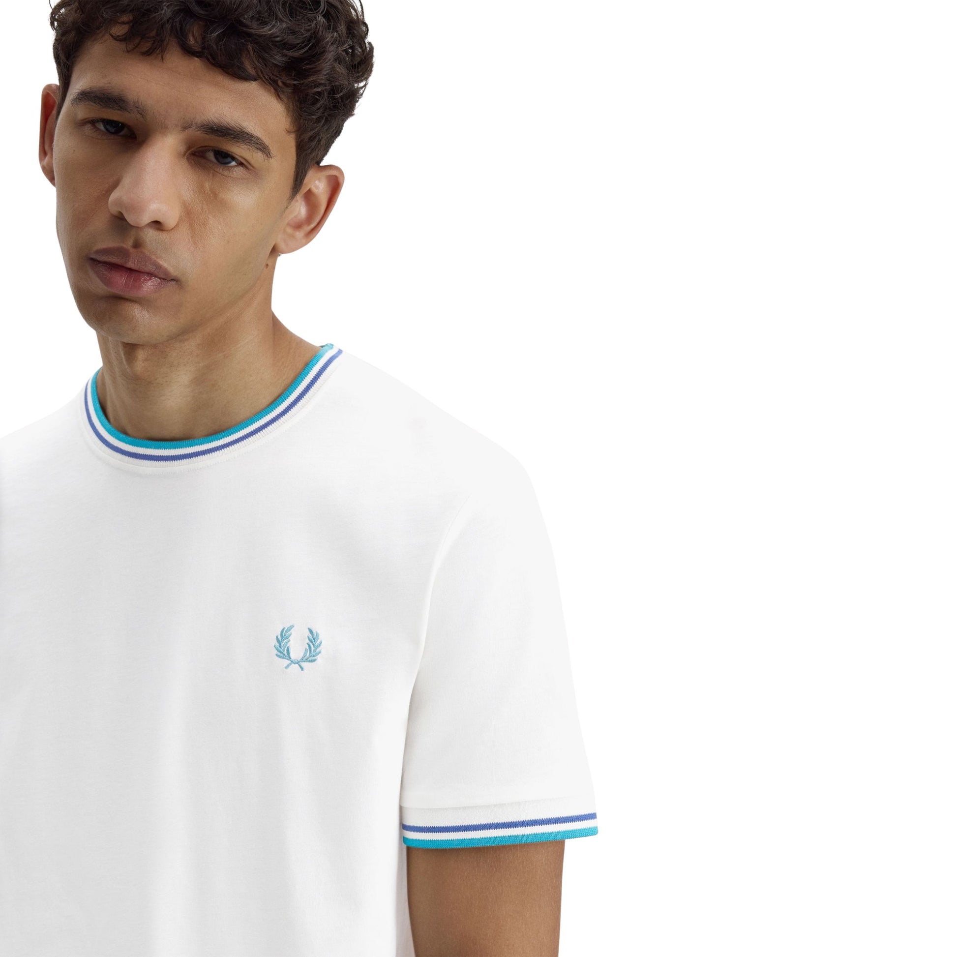 T-Shirt de manga curta para homem Fred Perry Twin Tipped em Snow White/Deep Mint/Soho Eclipse. Foto de detalhe da parte da frente, vestida.