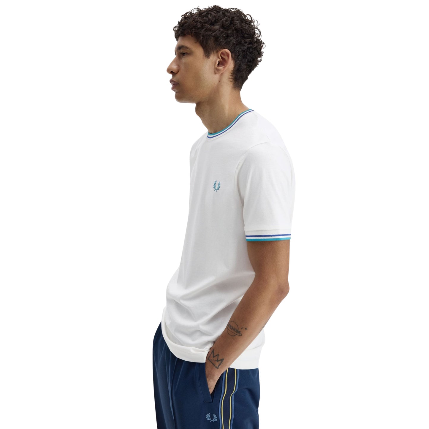 T-Shirt de manga curta para homem Fred Perry Twin Tipped em Snow White/Deep Mint/Soho Eclipse. Foto da lateral, vestida.