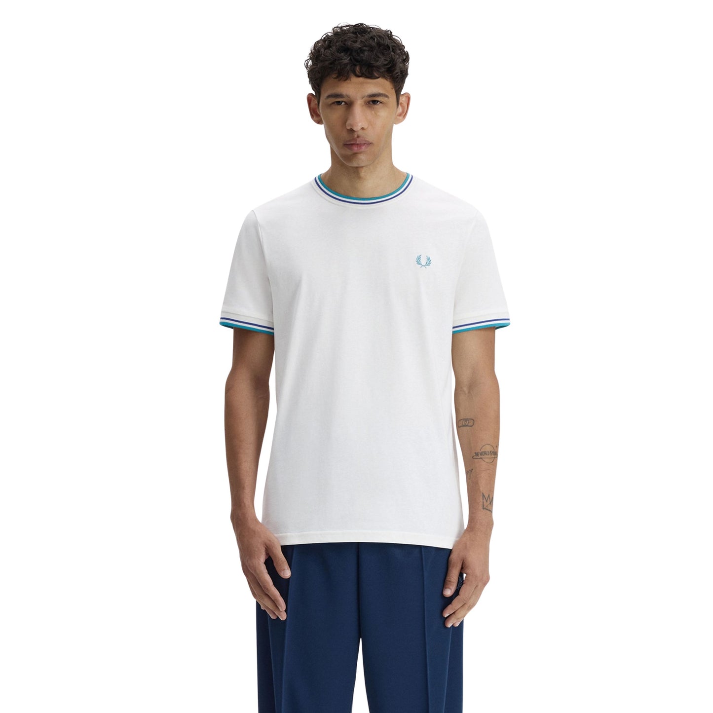T-Shirt de manga curta para homem Fred Perry Twin Tipped em Snow White/Deep Mint/Soho Eclipse. Foto da parte da frente, vestida.