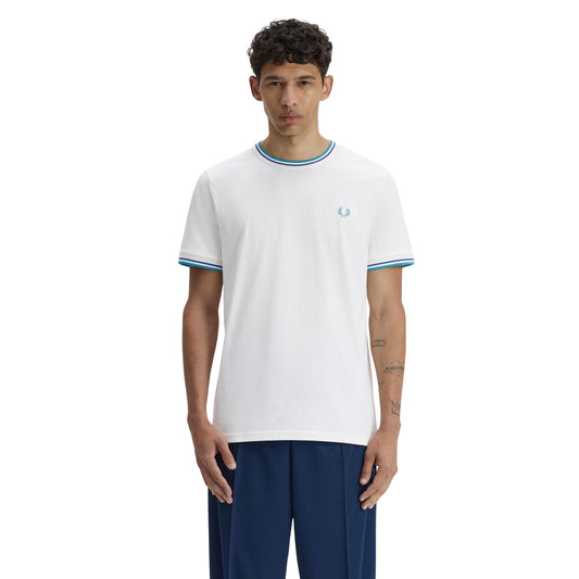T-Shirt de manga curta para homem Fred Perry Twin Tipped em Snow White/Deep Mint/Soho Eclipse. Foto da parte da frente, vestida.