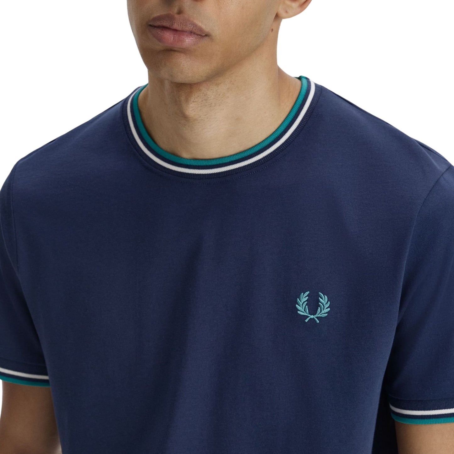 T-Shirt de manga curta para homem Fred Perry Twin Tipped em Azul Tennis/Branco Neve/Deep Mint. Foto de detalhe da parte da frente, vestida.