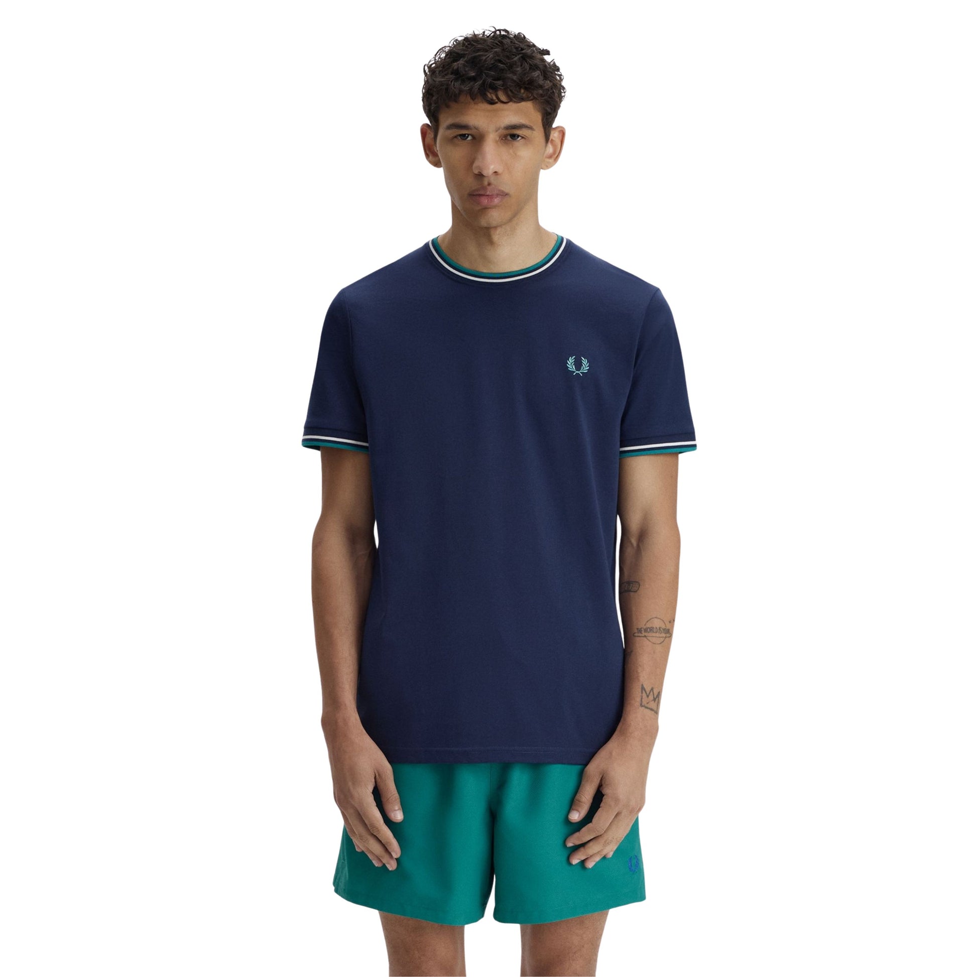 T-Shirt de manga curta para homem Fred Perry Twin Tipped em Azul Tennis/Branco Neve/Deep Mint. Foto da parte da frente, vestida.