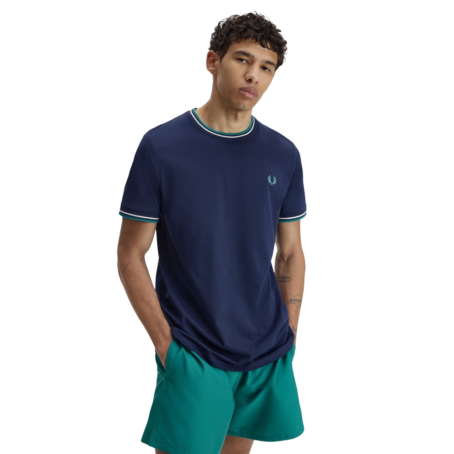 T-Shirt de manga curta para homem Fred Perry Twin Tipped em Azul Tennis/Branco Neve/Deep Mint. Foto da parte da frente, vestida.