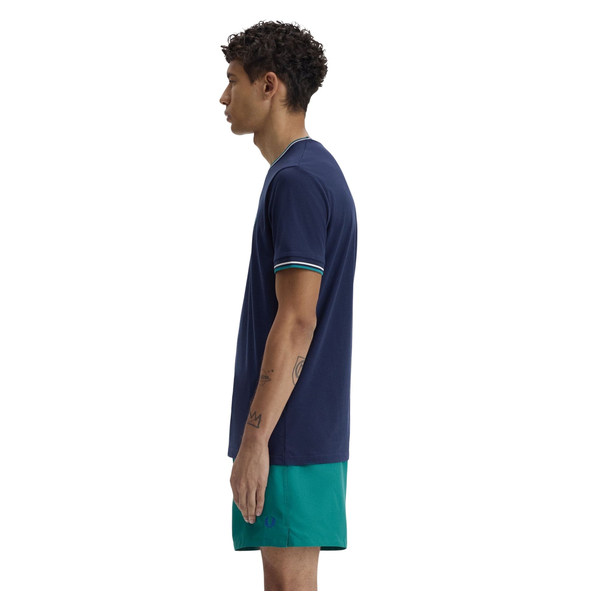 T-Shirt de manga curta para homem Fred Perry Twin Tipped em Azul Tennis/Branco Neve/Deep Mint. Foto da lateral, vestida.