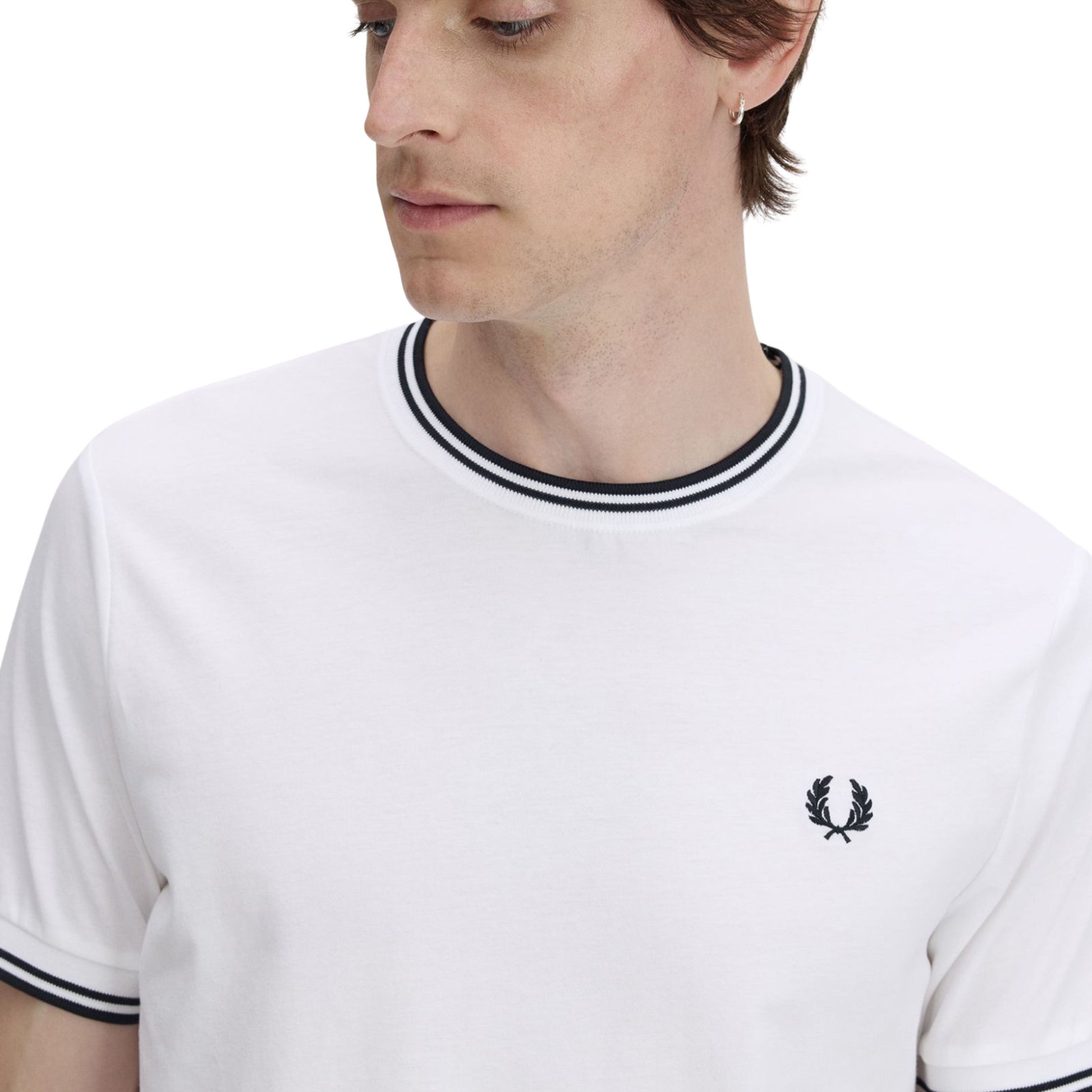 T-Shirt de manga curta para homem Fred Perry Twin Tipped em Branco. Foto de detalhe da parte da frente, vestida.