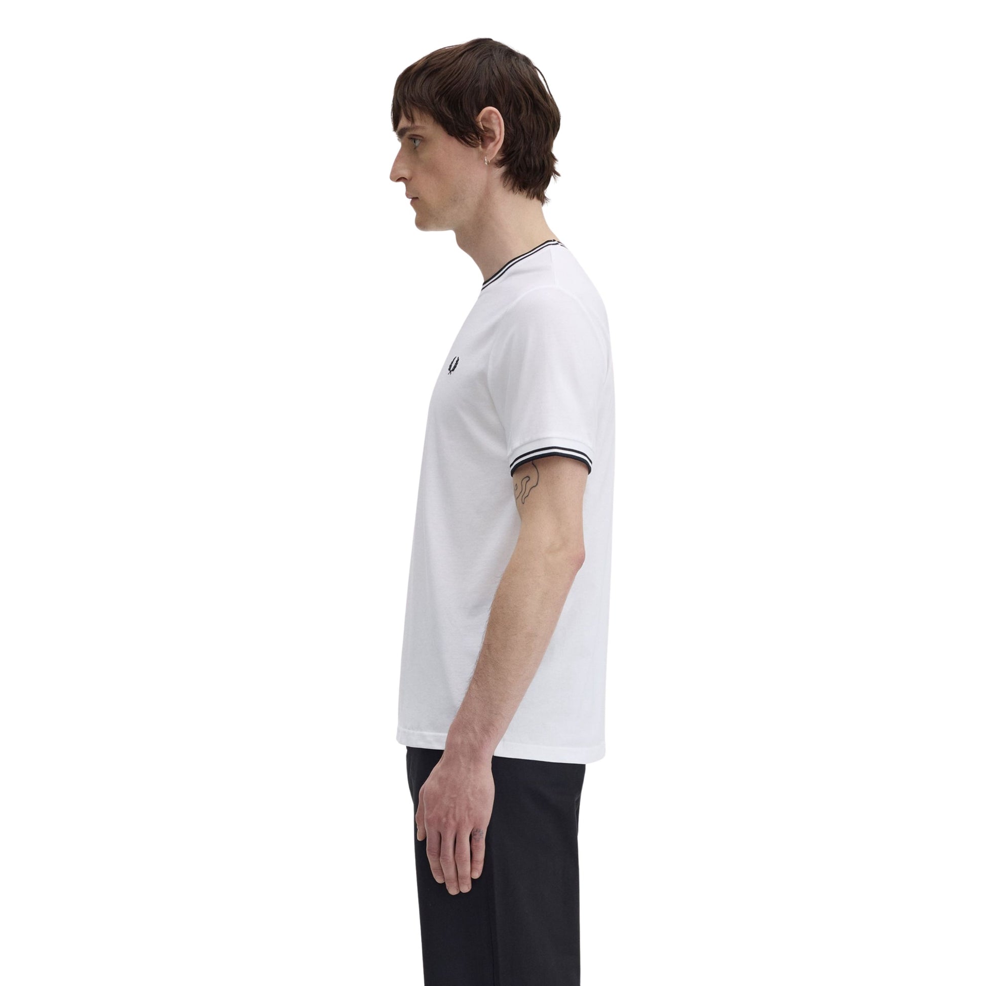 T-Shirt de manga curta para homem Fred Perry Twin Tipped em Branco. Foto da lateral, vestida.