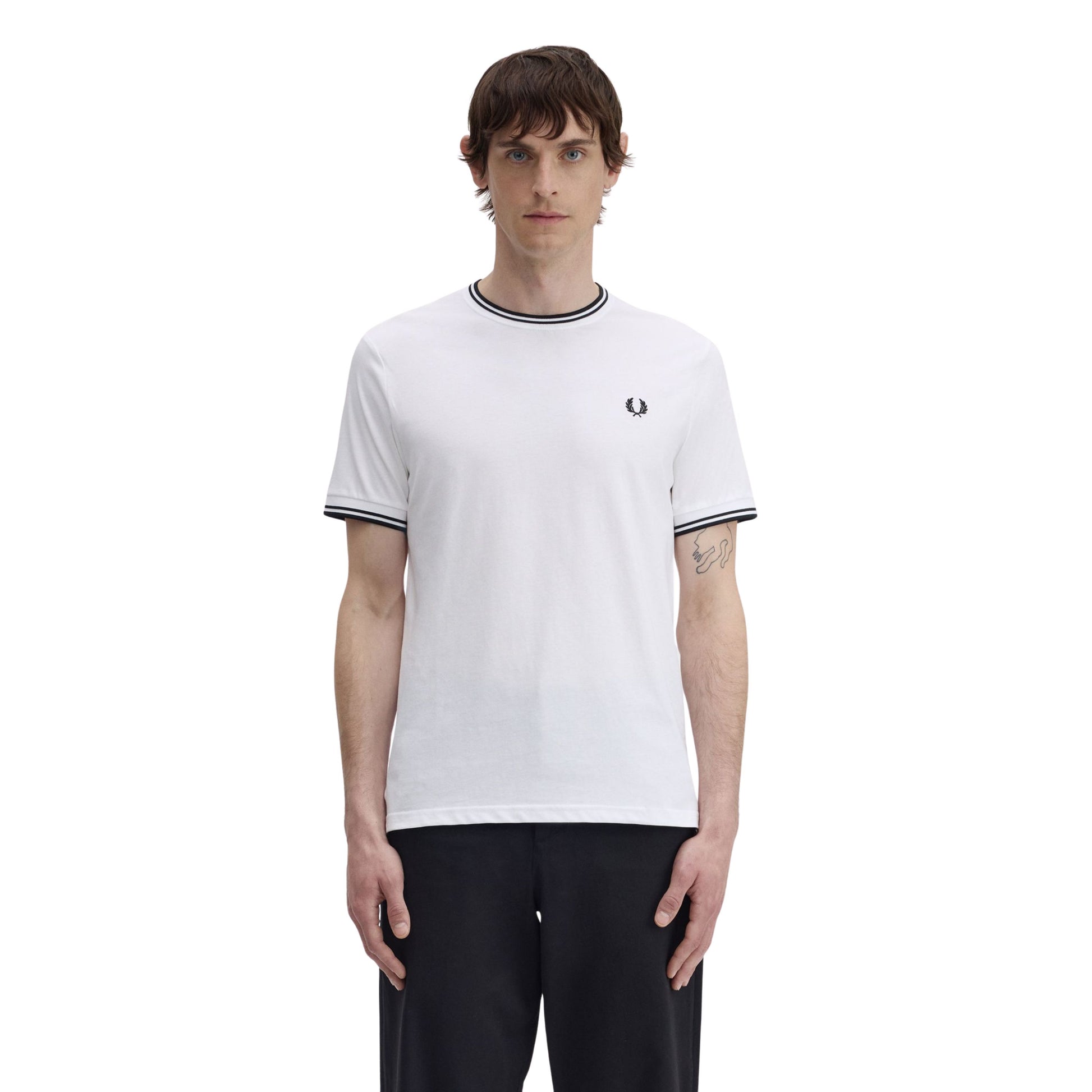 T-Shirt de manga curta para homem Fred Perry Twin Tipped em Branco. Foto da parte da frente, vestida.