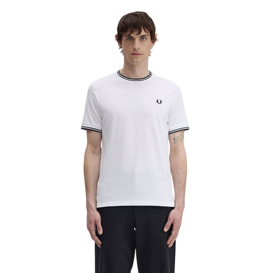 T-Shirt de manga curta para homem Fred Perry Twin Tipped em Branco. Foto da parte da frente, vestida.