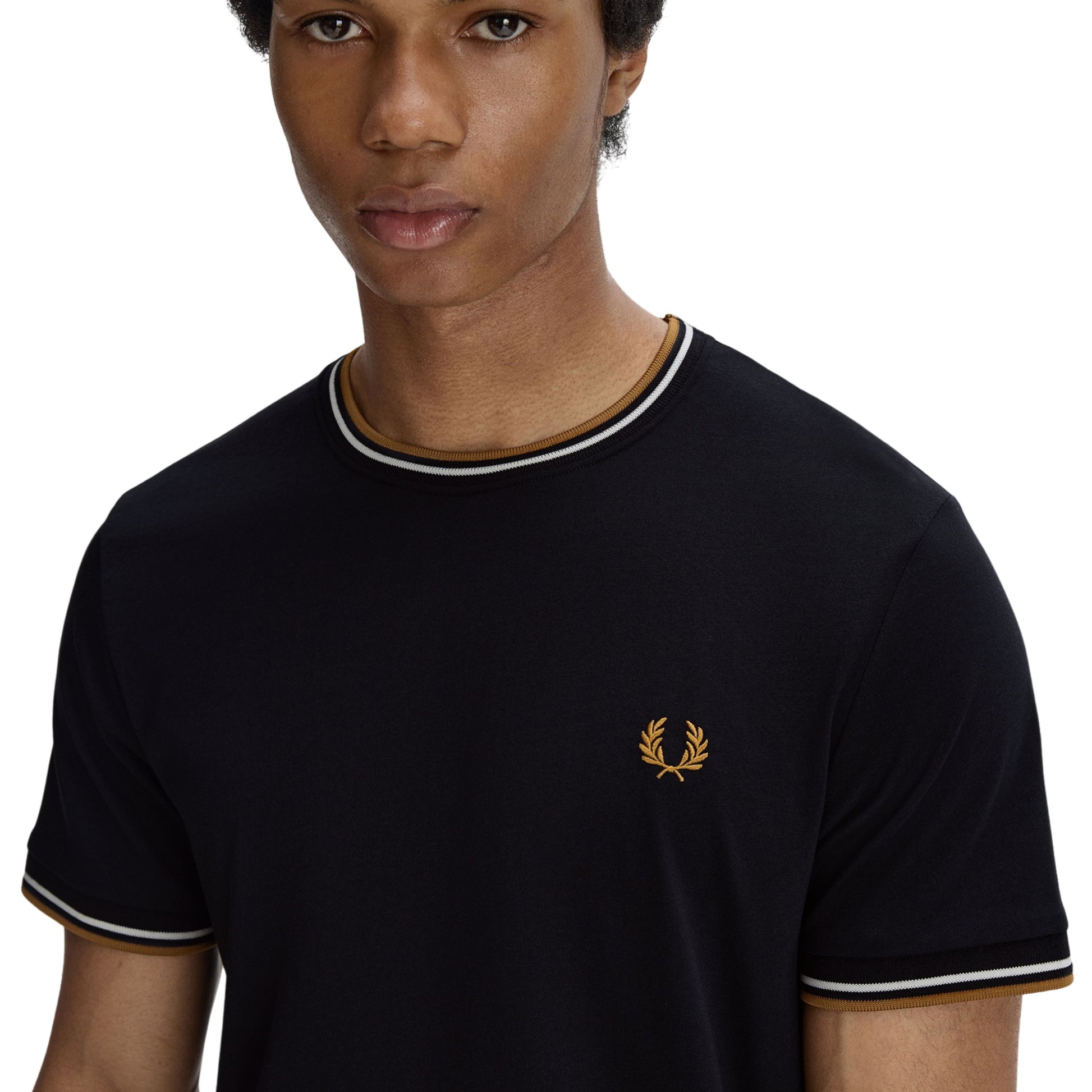 T-Shirt de manga curta para homem Fred Perry Twin Tipped em Preto. Foto de detalhe da parte da frente, vestida.