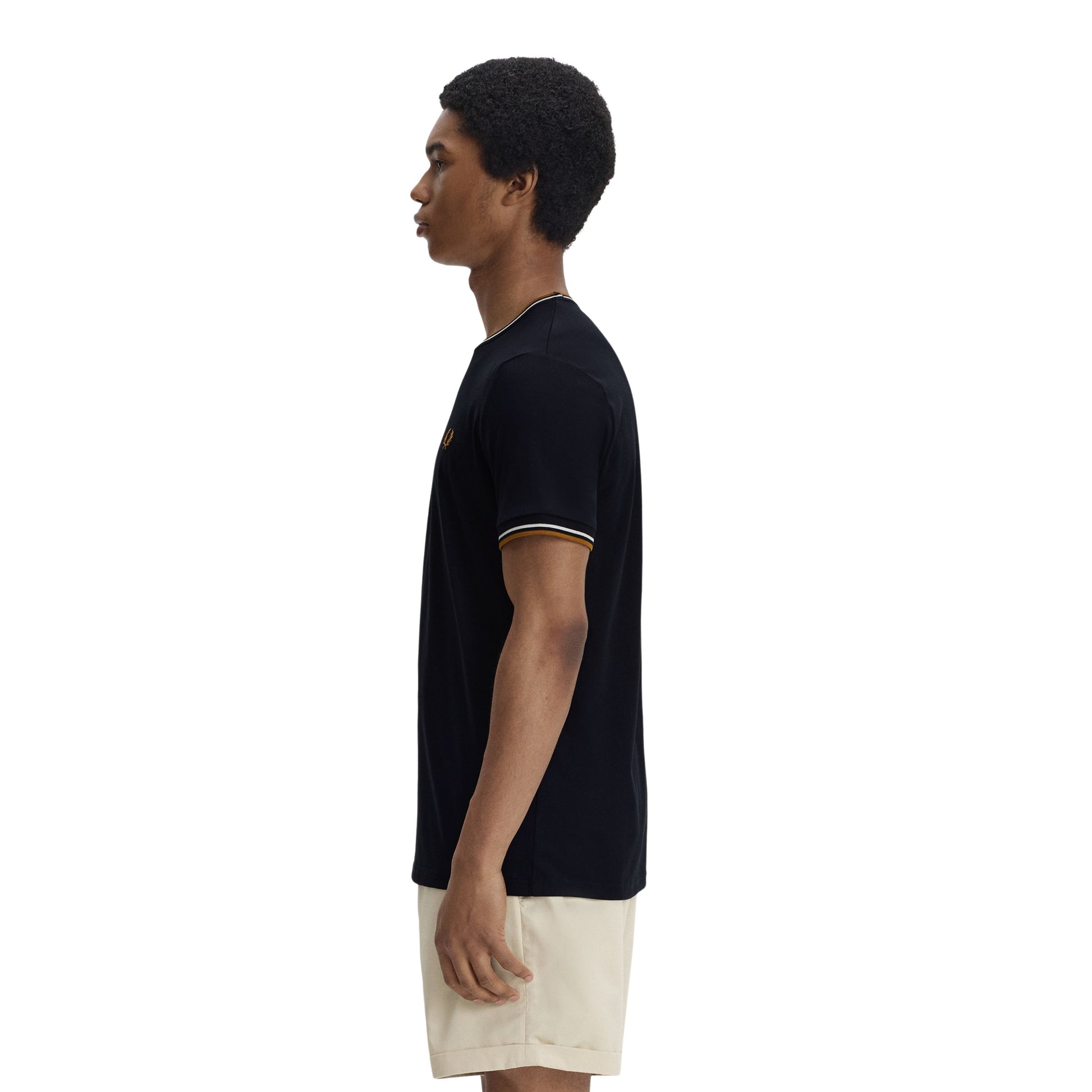 T-Shirt de manga curta para homem Fred Perry Twin Tipped em Preto. Foto da lateral, vestida.