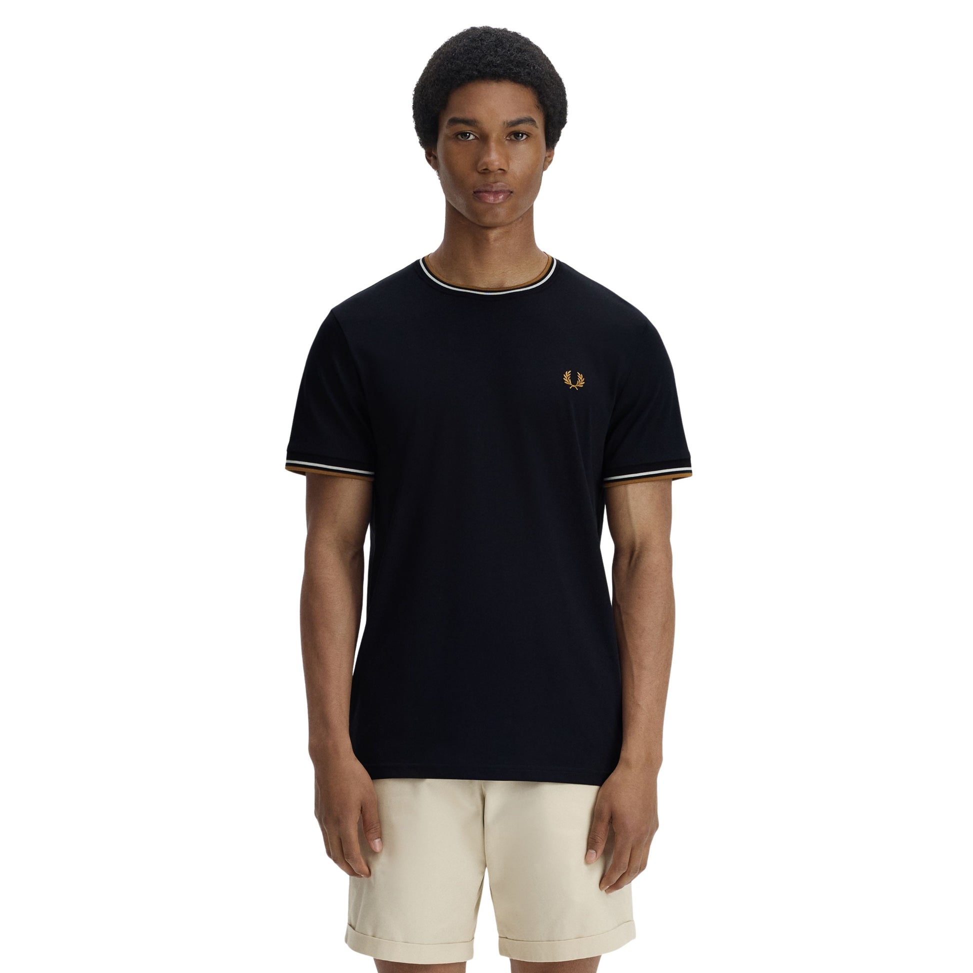 T-Shirt de manga curta para homem Fred Perry Twin Tipped em Preto. Foto da parte da frente, vestida.