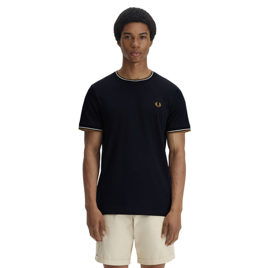 T-Shirt de manga curta para homem Fred Perry Twin Tipped em Preto. Foto da parte da frente, vestida.