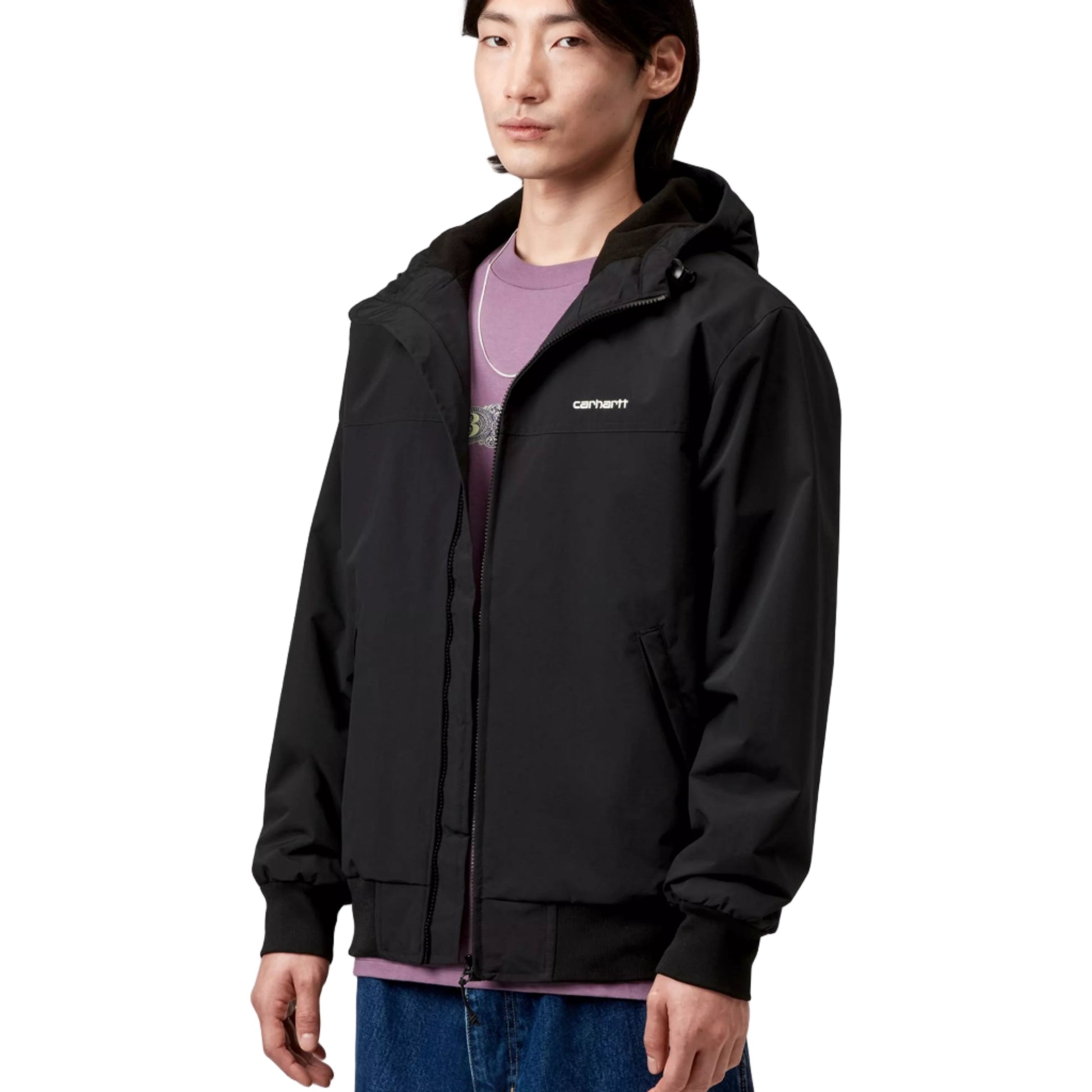 Carhartt WIP Hooded Sail Jacket em preto com logo bordado na frente em branco. Foto de frente do casaco vestido e aberto.