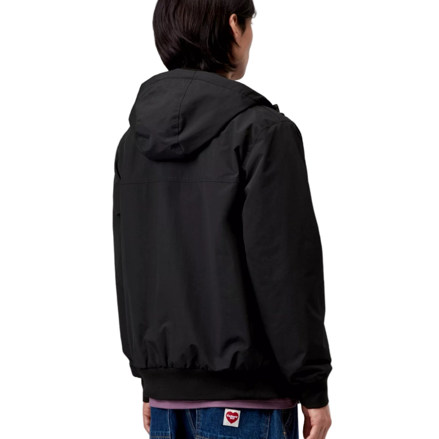 Carhartt WIP Hooded Sail Jacket em preto com logo bordado na frente em branco. Foto de trás do casaco vestido.