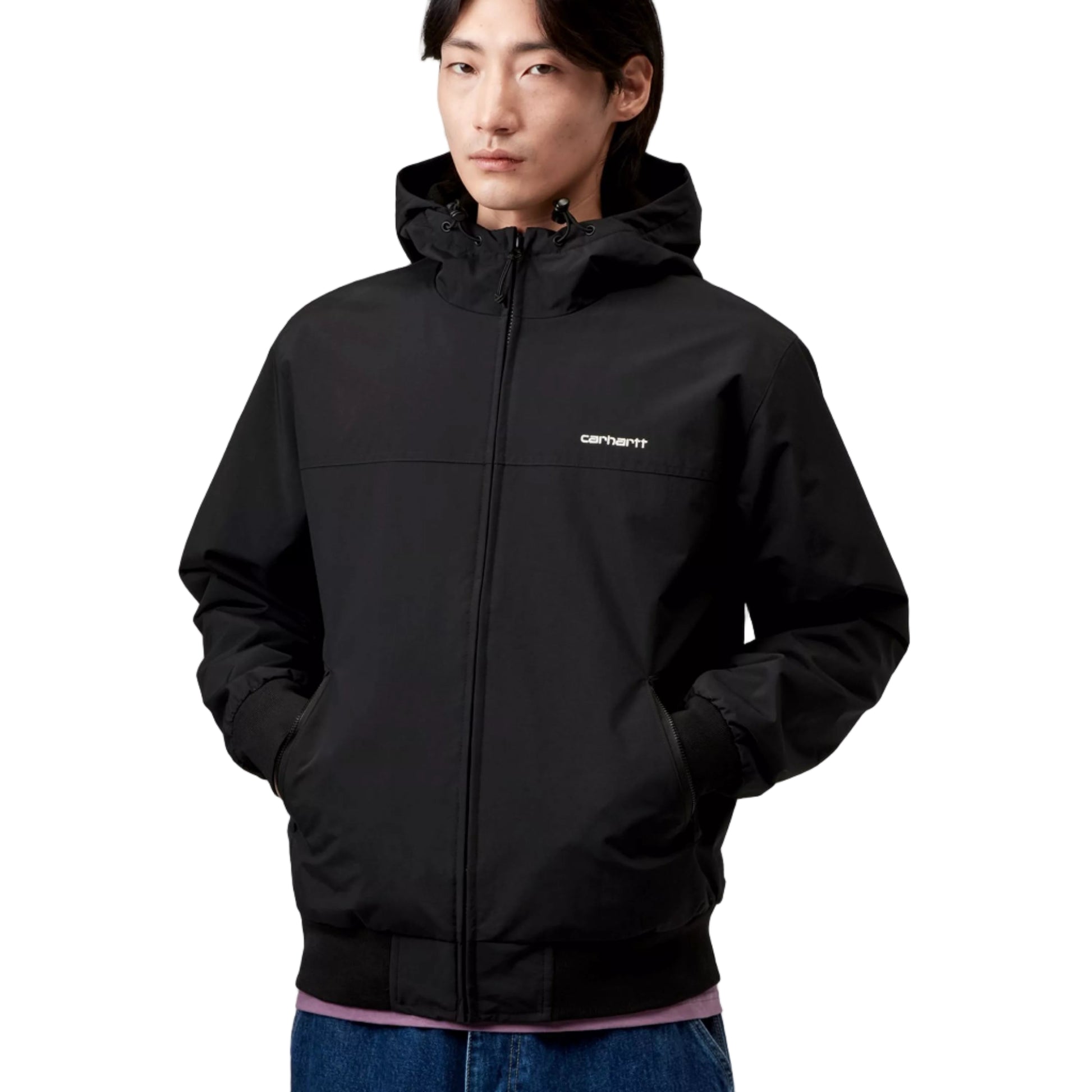 Carhartt WIP Hooded Sail Jacket em preto com logo bordado na frente em branco. Foto de frente do casaco vestido e fechado.