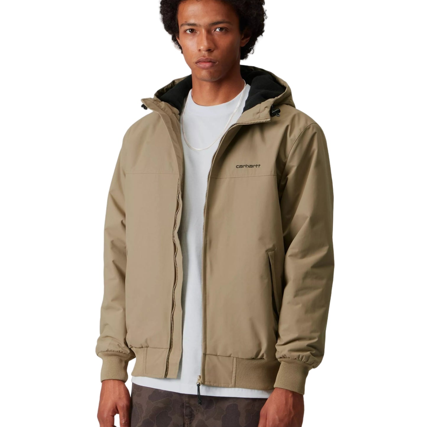 Carhartt WIP Hooded Sail Jacket Leather/Black. Foto da parte da frente, vestido e aberto.