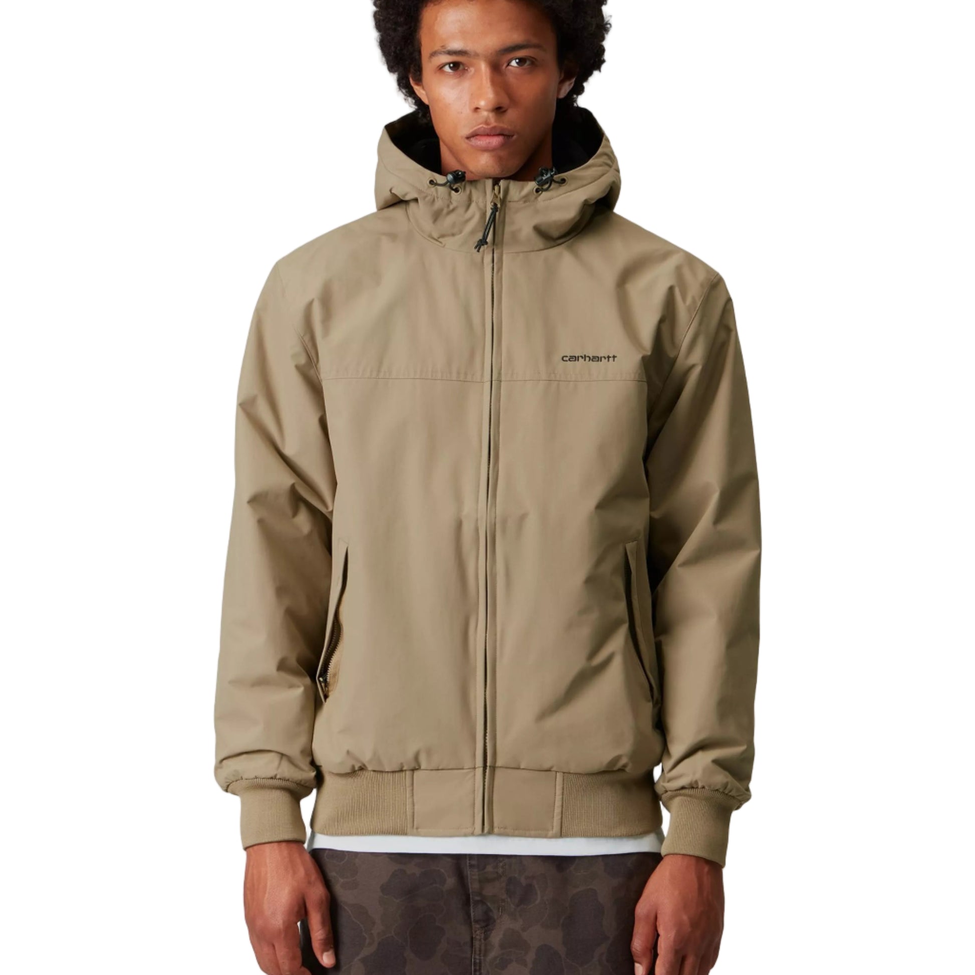 Carhartt WIP Hooded Sail Jacket Leather/Black. Foto da parte da frente, vestido e fechado.