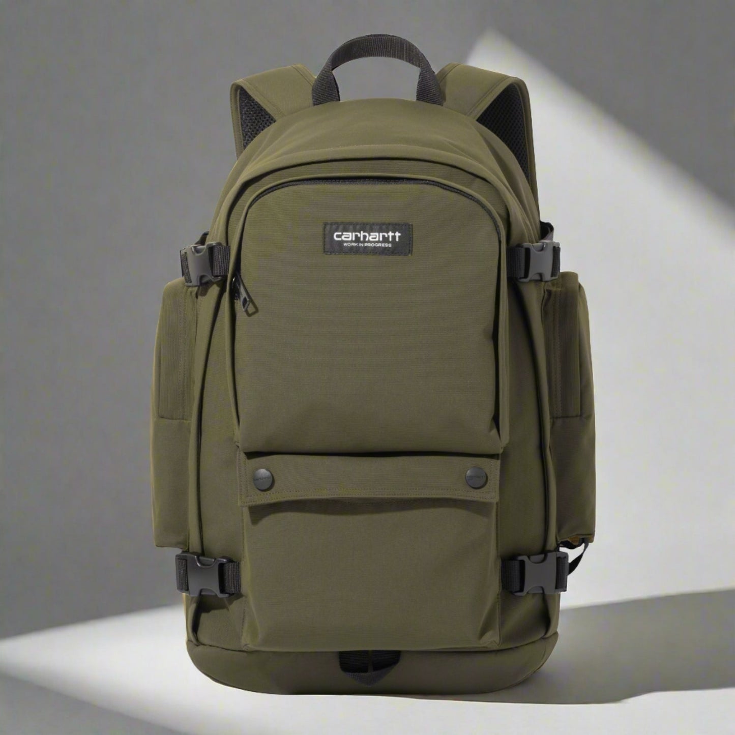 Carhartt WIP Kayton Backpack Office Green. Foto da parte da frente no estúdio.