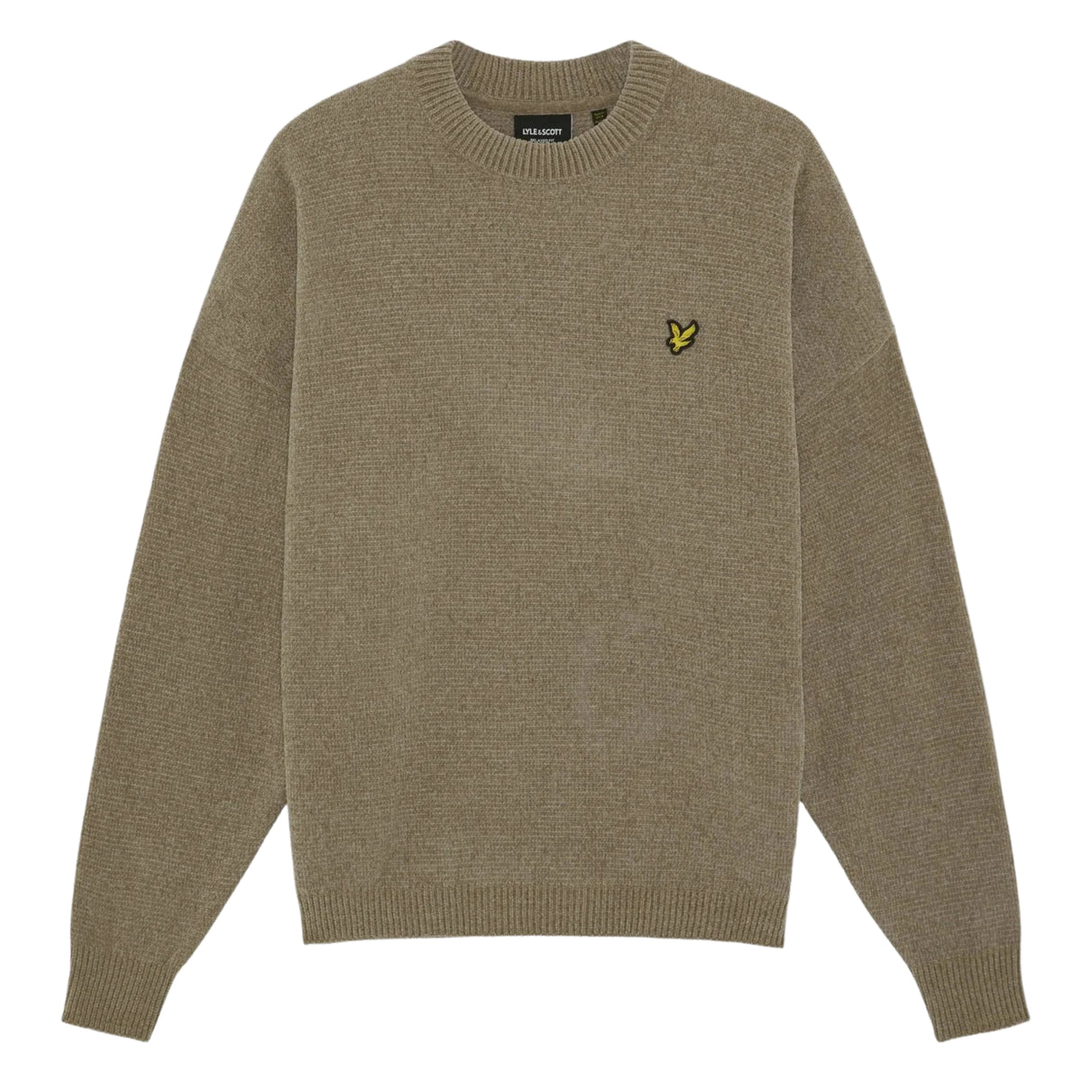 Camisola Lyle & Scott Chenille em Muted Taupe vista de frente, sem modelo, com malha texturada, gola redonda canelada e águia amarela no peito esquerdo.