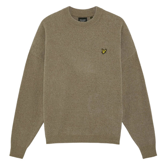 Camisola Lyle & Scott Chenille em Muted Taupe vista de frente, sem modelo, com malha texturada, gola redonda canelada e águia amarela no peito esquerdo.