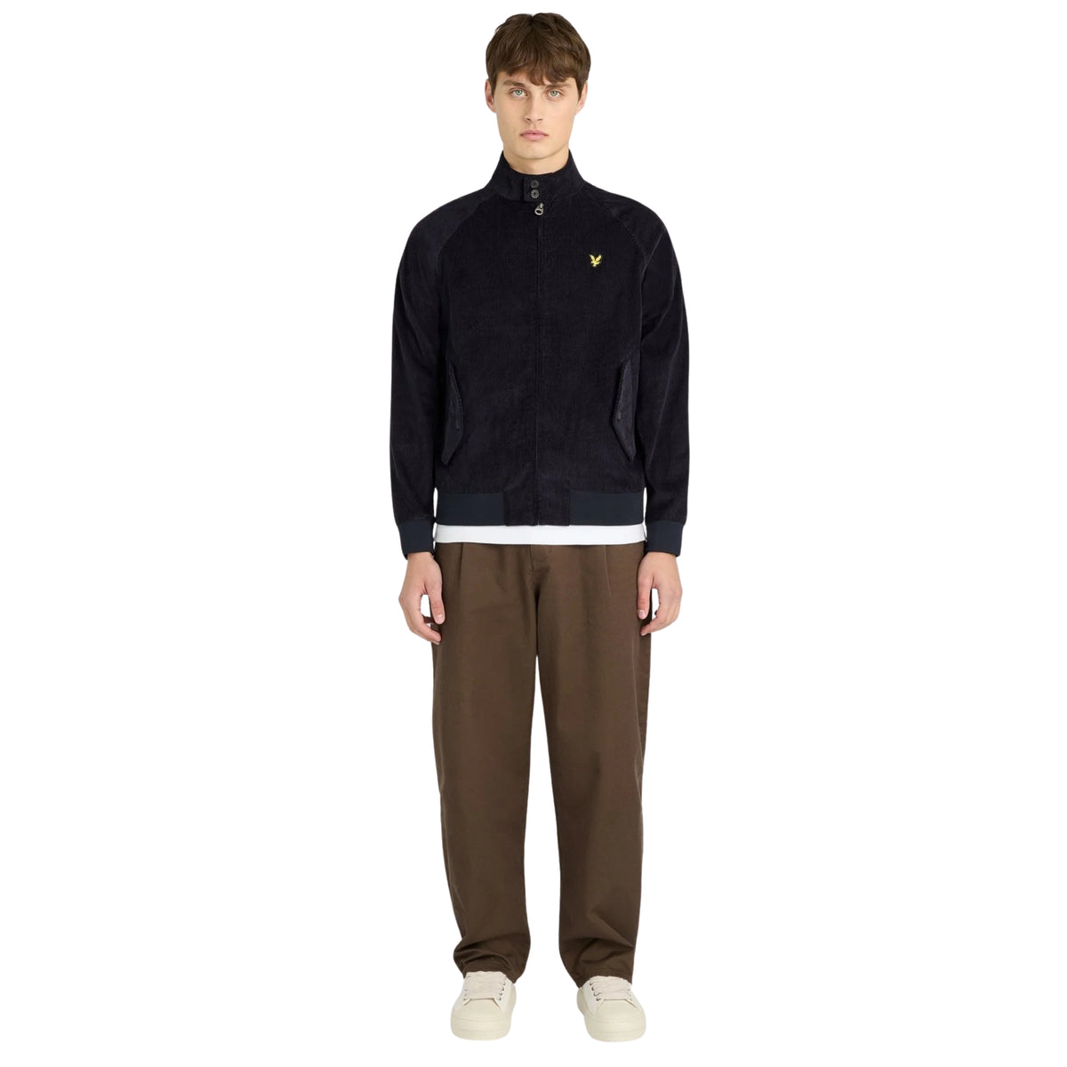 Modelo de corpo inteiro com casaco Lyle & Scott Corduroy Harrington Dark Navy, calças castanhas e sapatilhas claras.