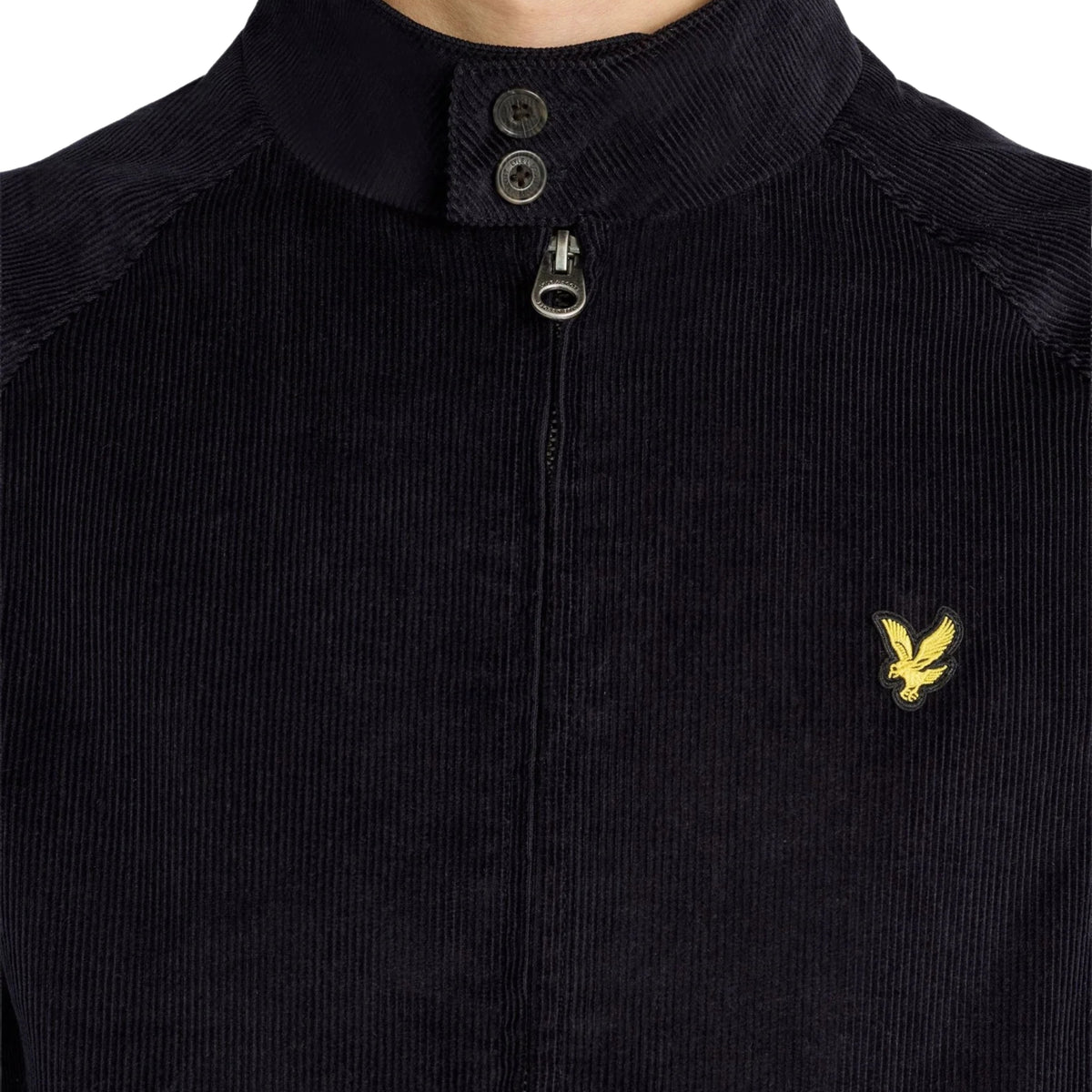 Pormenor da gola com dois botões, fecho metálico e águia bordada do casaco Lyle & Scott Corduroy Harrington Dark Navy.