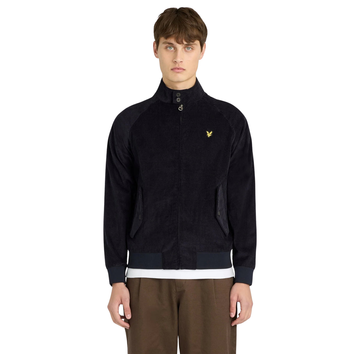 Casaco Lyle & Scott Corduroy Harrington em Dark Navy vestido por modelo de frente, com gola subida e águia bordada no peito.