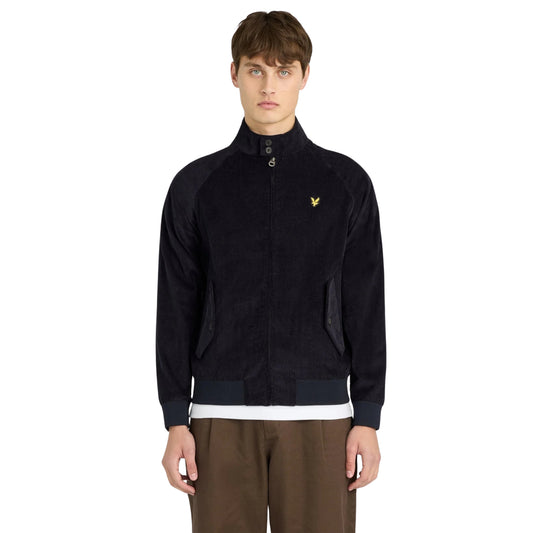 Casaco Lyle & Scott Corduroy Harrington em Dark Navy vestido por modelo de frente, com gola subida e águia bordada no peito.