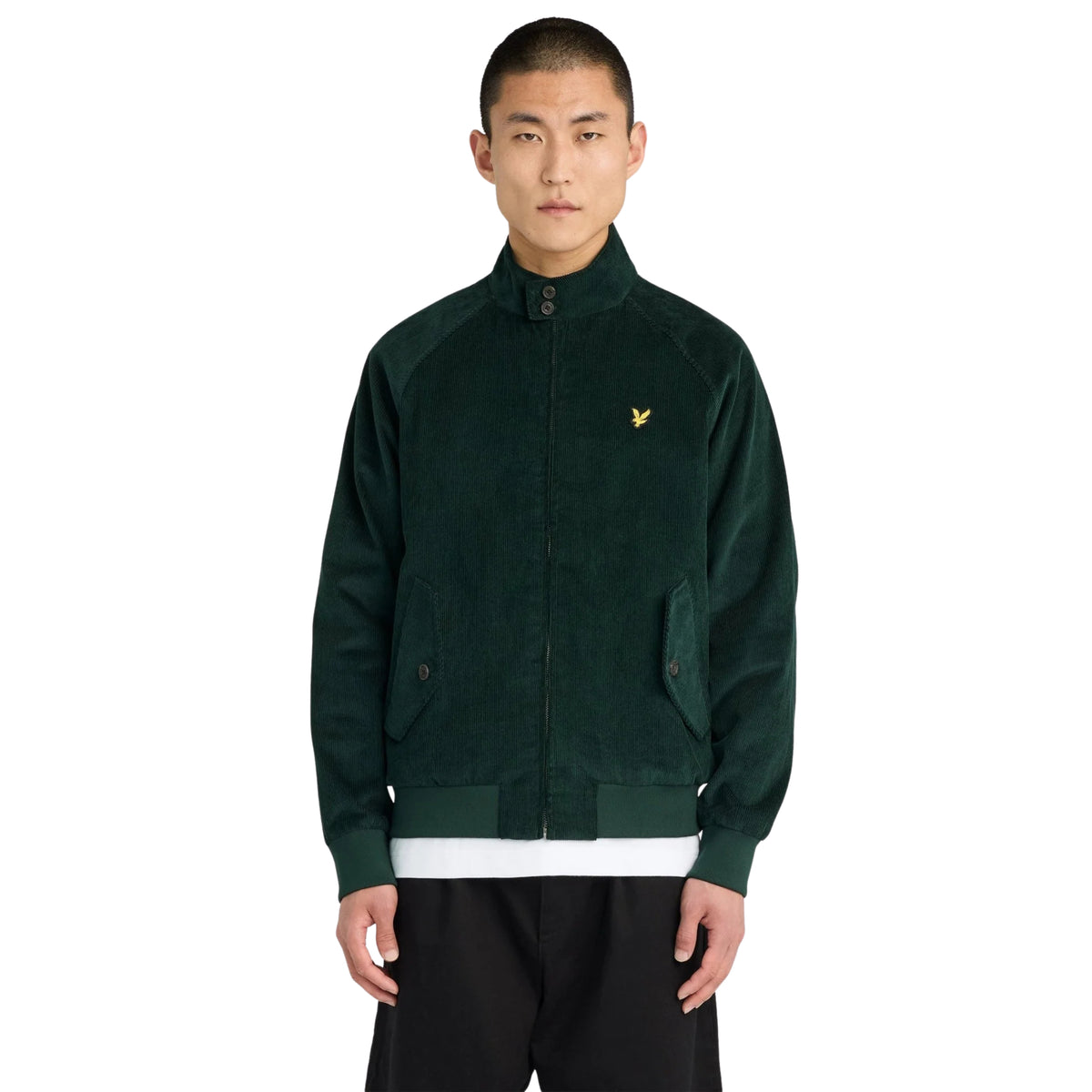 Casaco Lyle & Scott Corduroy Harrington em Darkest Green vestido por modelo de frente, com gola subida e águia bordada no peito.
