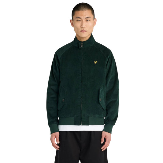 Casaco Lyle & Scott Corduroy Harrington em Darkest Green vestido por modelo de frente, com gola subida e águia bordada no peito.