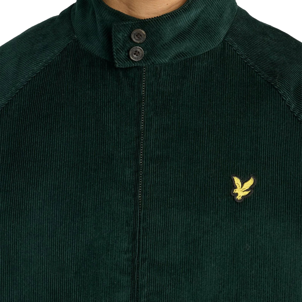 Pormenor da gola com dois botões, fecho de correr e logótipo no peito do casaco Lyle & Scott Corduroy Harrington Darkest Green.