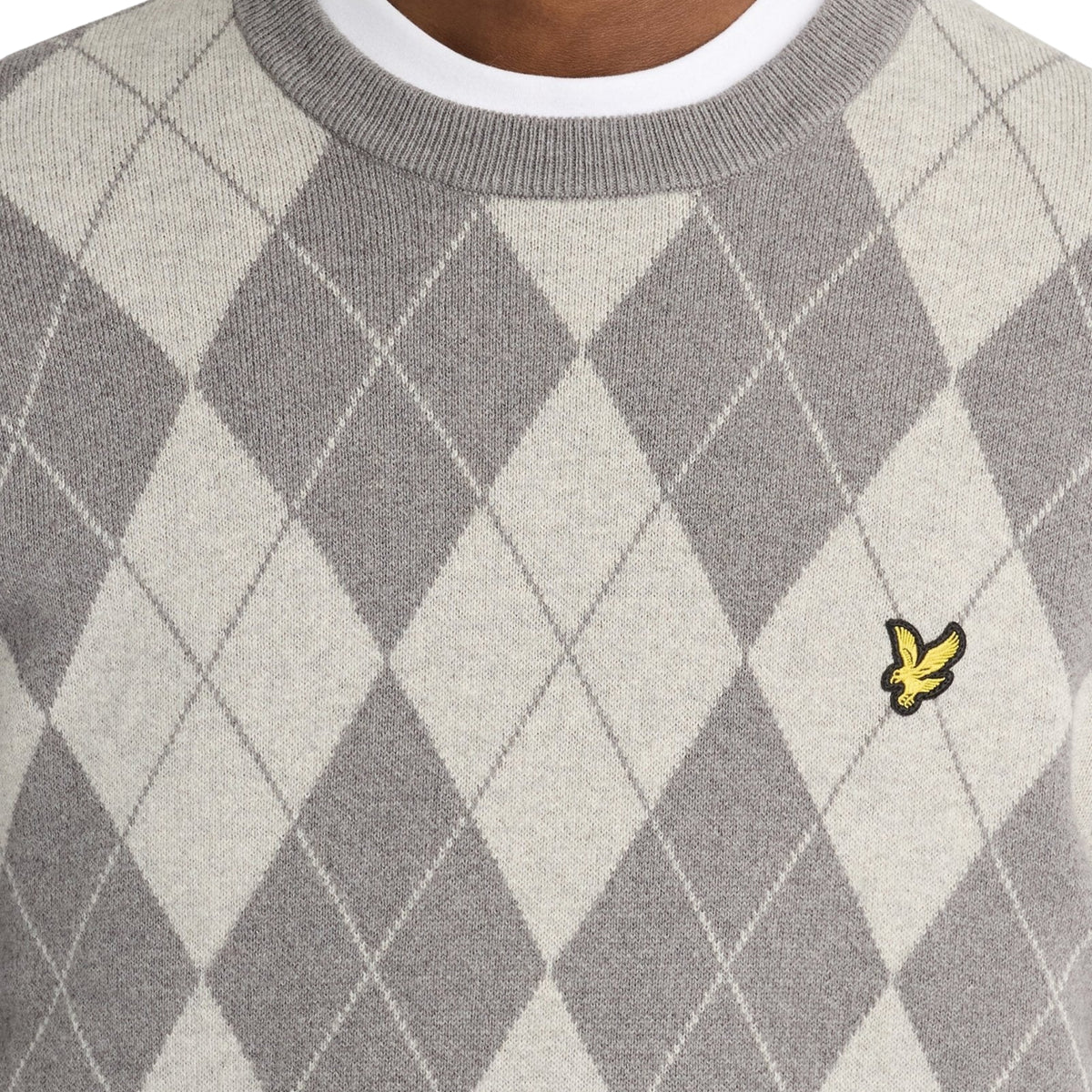 Pormenor da gola redonda canelada e dos losangos em cinzentos mesclados da camisola Lyle & Scott Cotton Merino Argyle.