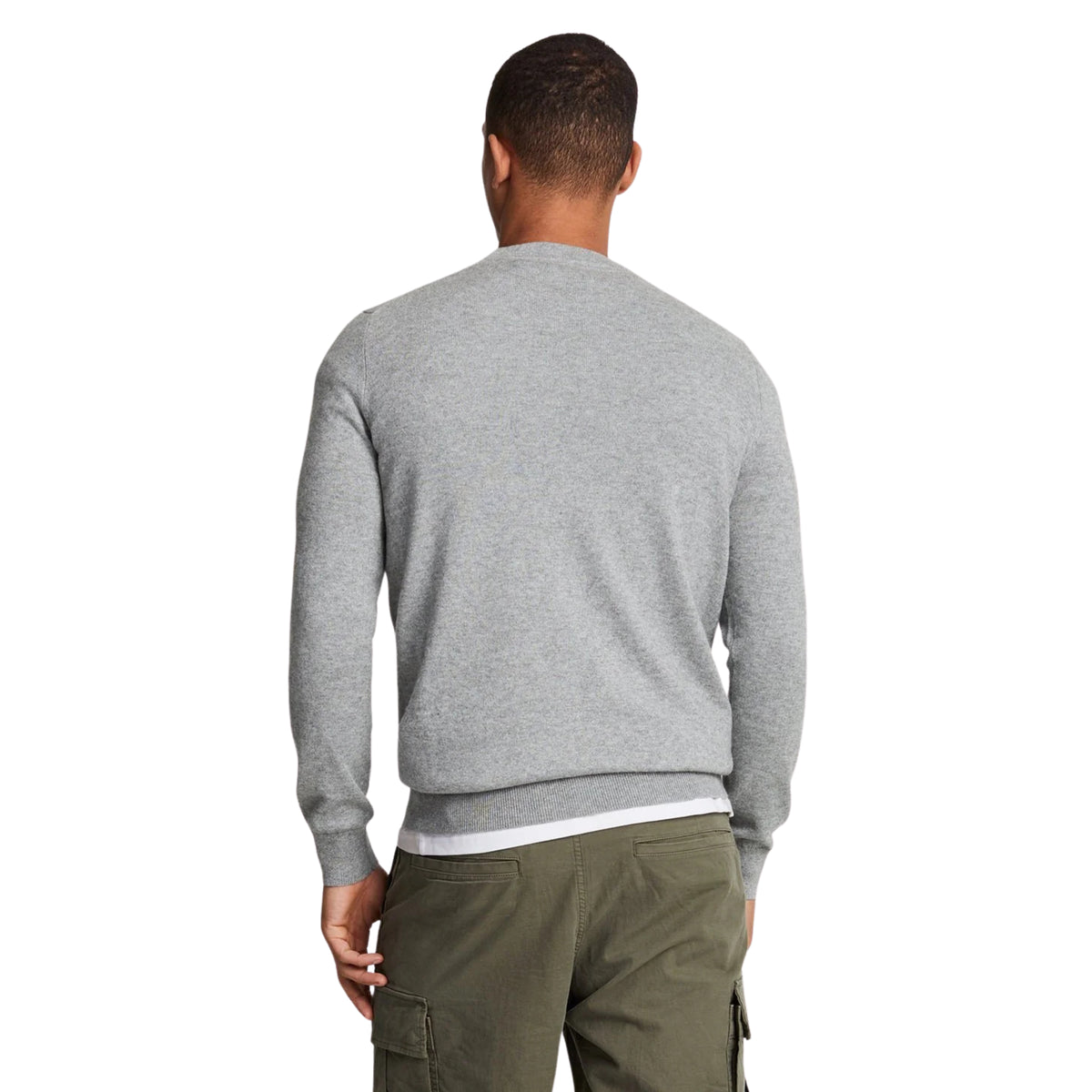 Vista de costas da camisola Lyle & Scott Cotton Merino em cinzento mesclado, vestida por modelo, com punhos e bainha canelados.