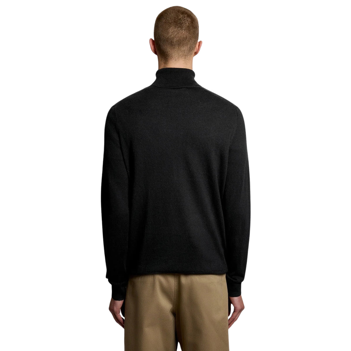 Vista de costas da camisola de gola alta Lyle & Scott Cotton Merino preta, vestida por modelo.