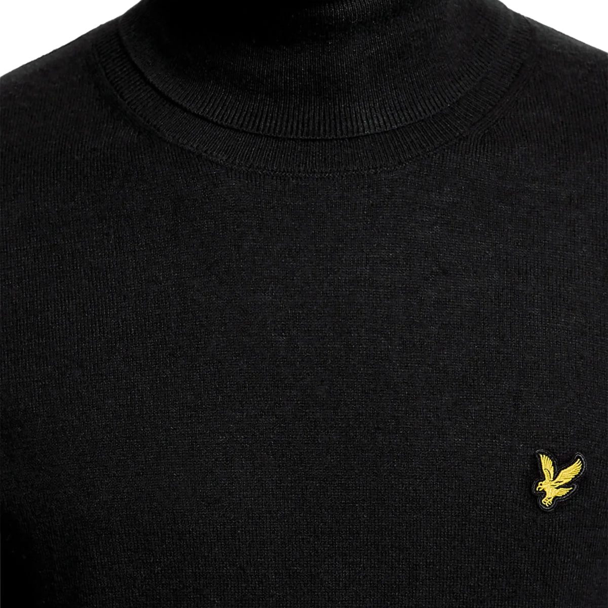Pormenor da gola alta canelada e da águia amarela no peito da camisola Lyle & Scott Cotton Merino preta.