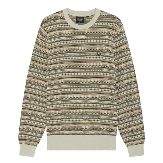 Camisola Lyle & Scott Fairisle Cove vista de frente, sem modelo, com padrão geométrico em faixas horizontais, acabamentos claros canelados e águia amarela no peito esquerdo.