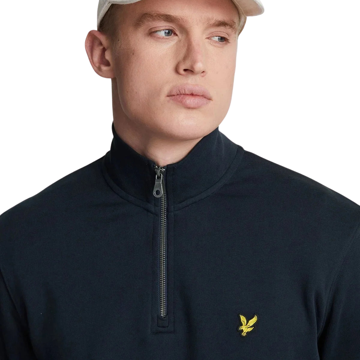 Pormenor da gola subida com fecho fechado e da águia amarela no peito da sweat Lyle & Scott Loopback Dark Navy.