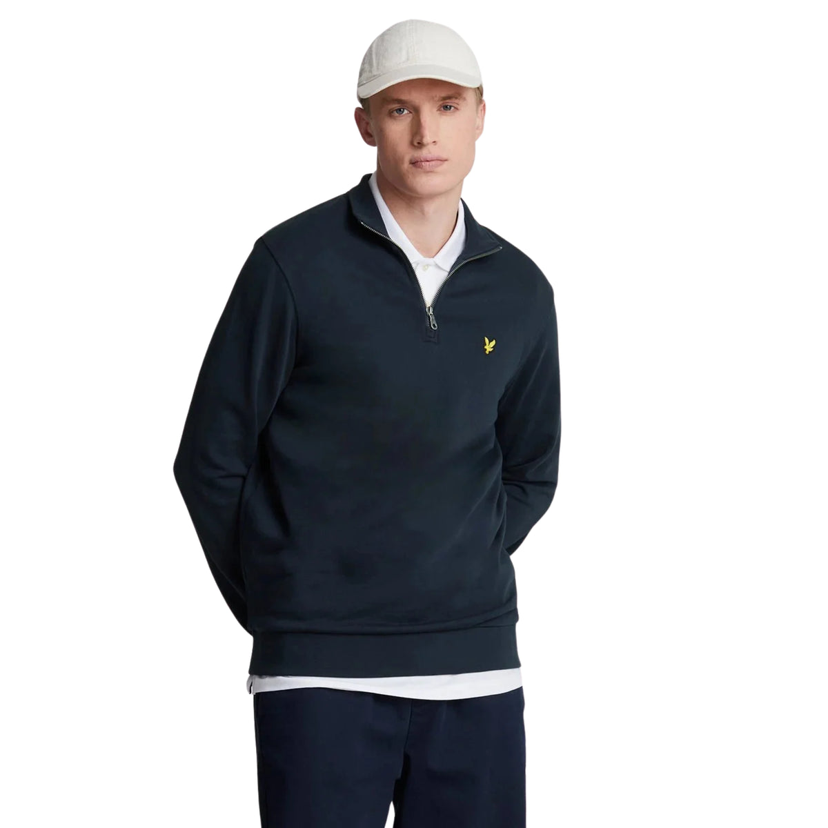 Sweat Lyle & Scott Loopback Dark Navy vestida por modelo de frente, com fecho parcialmente aberto e águia amarela no peito.
