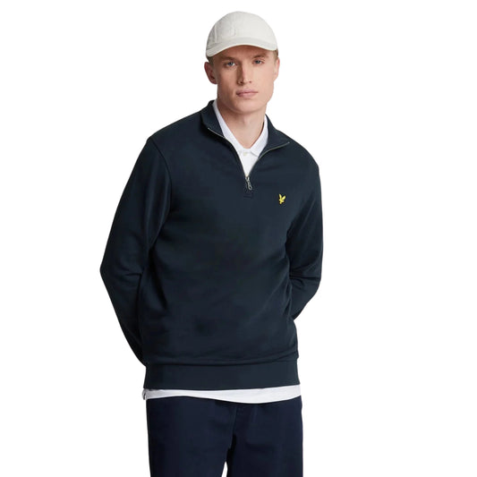 Sweat Lyle & Scott Loopback Dark Navy vestida por modelo de frente, com fecho parcialmente aberto e águia amarela no peito.