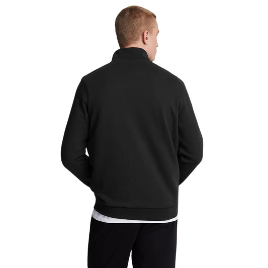 Vista de costas da sweat Lyle & Scott Loopback preta, vestida por modelo, com gola subida e costas lisas.