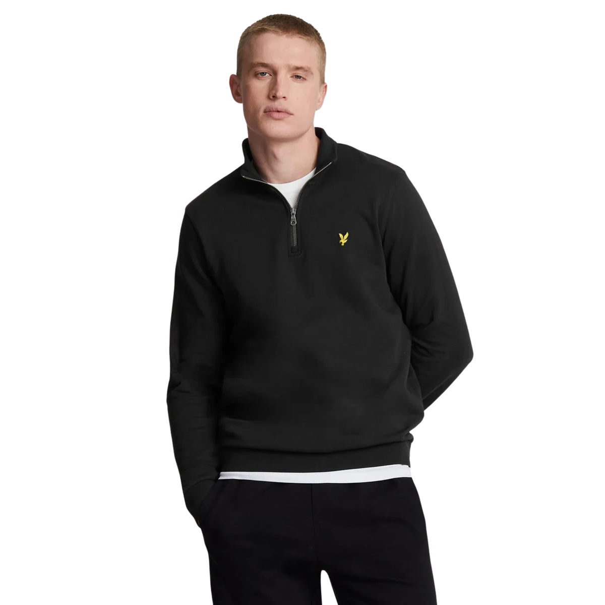 Sweat Lyle & Scott Loopback Jet Black vestida por modelo de frente, com fecho parcialmente aberto e águia amarela no peito.