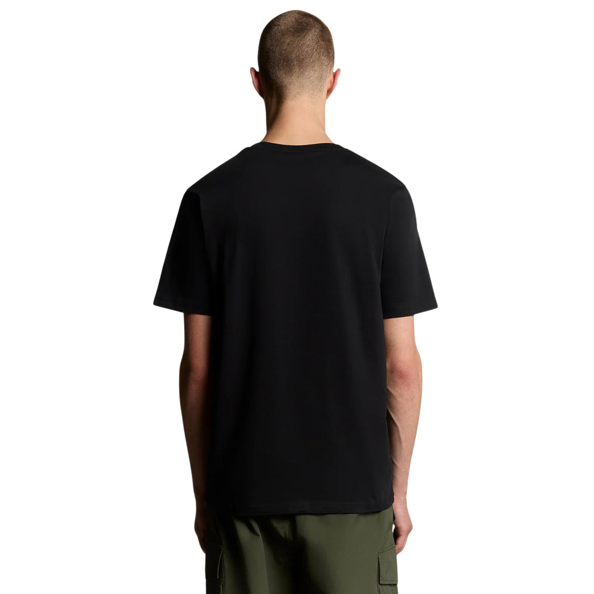 Vista de costas da t-shirt de manga curta Lyle & Scott Plain preta, vestida por modelo, com costas lisas.