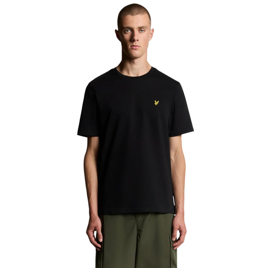 T-shirt de manga curta Lyle & Scott Plain Jet Black vestida por modelo de frente, com águia dourada no peito esquerdo.