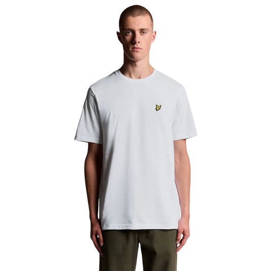 T-shirt de manga curta Lyle & Scott Plain branca vestida por modelo de frente, com águia dourada no peito esquerdo.