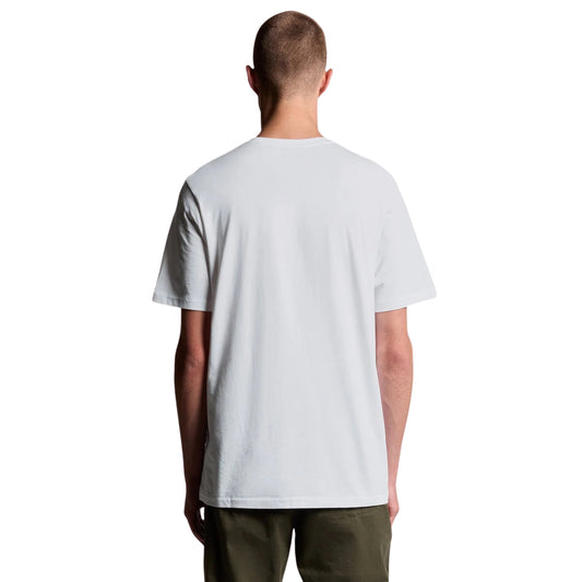 Vista de costas da t-shirt de manga curta Lyle & Scott Plain branca, vestida por modelo, com costas lisas.