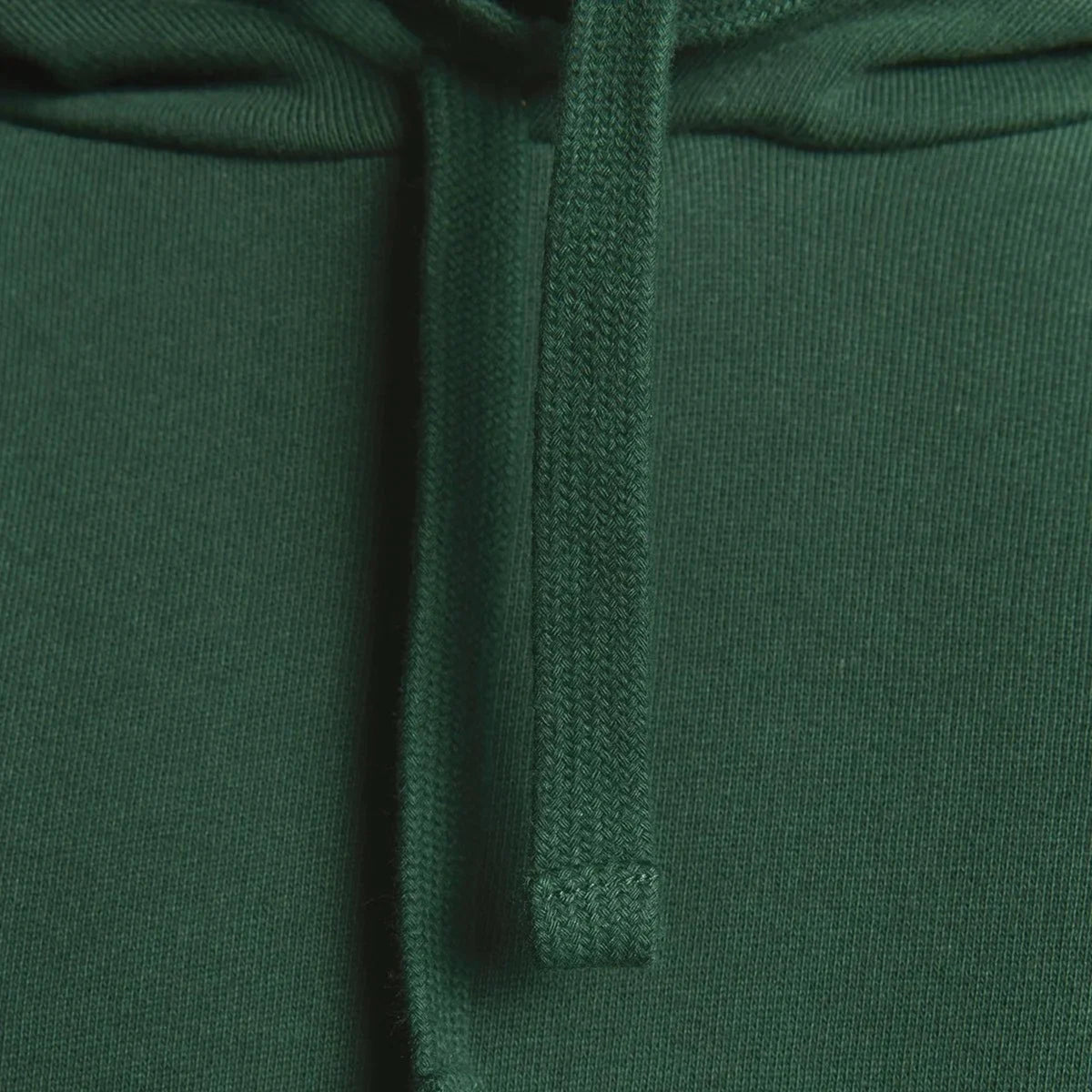 Pormenor dos cordões de ajuste e da textura do tecido verde-escuro do hoodie Lyle & Scott Pullover.