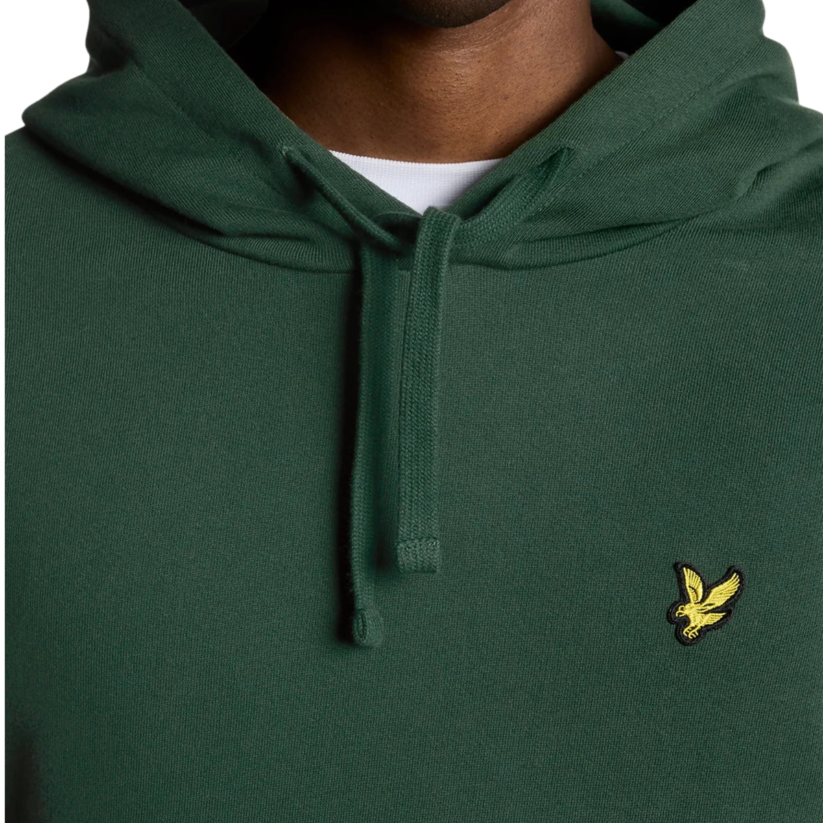 Pormenor do capuz com cordão e da águia amarela no peito da sweat Lyle & Scott Pullover Dark Green.